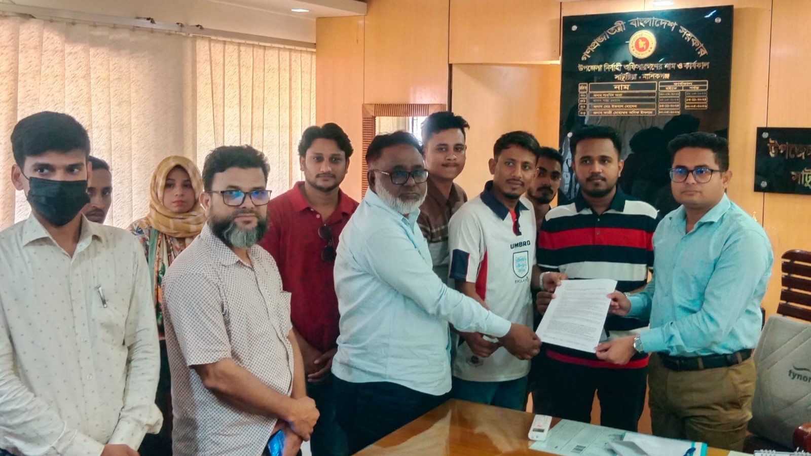 সাটুরিয়ায় ফিটনেসবিহীন বাস ও অতিরিক্ত ভাড়া বন্ধের দাবিতে শিক্ষার্থীদের স্মারকলিপি